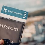 Passi ja lentolippu lomamatkalle.