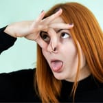 Nainen reagoi pahaan hajuun ja pitelee nenäänsä irvistellen