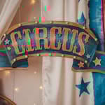 Circus-kyltti lähikuvassa – sirkusesitys ja erikoinen ennätys temppuilussa