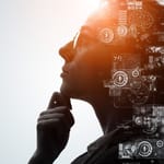 Henkilö pohtii tekoälyn käyttöä ja digitaalista dataa visualisoituna pään ympärillä