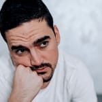 Mietteliäs mies pohtimassa asioita – yliajattelu ja syvällinen ajattelu