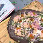 Mämmistä valmistettu tumma pizza, vieressä paketti mämmiä.