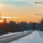 Pakilan kaupunginosa talvella iltavalaistuksessa.