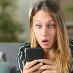 yllättynyt nainen katsoo puhelinta kohdennettu mainonta algoritmi seuraa käyttäytymistä