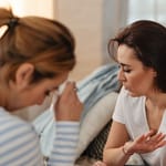 ystävyyssuhde kriisi toinen yrittää lohduttaa toinen vetäytyy tunne-etäisyys