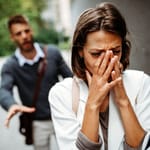 ero parisuhde nainen itkee mies yrittää sovitella suhde kriisi katu