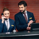 hotellin vastaanotto työntekijät check-in asiakaspalvelu ilmainen huone upgrade