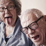 iloisesti hassutteleva iäkäs pariskunta – seksuaalisuus ja läheisyys yli 60-vuotiaana