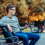 introvertti yksin puistossa keskittyminen ajattelu rauhallinen hetki