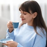 nainen juo kahvia lähikuva aamukahvi terveys vaikutus kahvi tutkimus