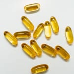 Kalaöljykapseleita valkoisella taustalla – omega-3 lisäravinne ja EPA tutkimus