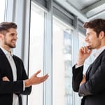 Kaksi miestä keskustelemassa – asiantuntijan 3 askeleen malli auttaa rakentamaan parempia keskusteluja