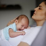 väsynyt äiti ja itkevä vauva arjessa kuormitus vanhemmuus tutkimus