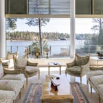 Luksustalon valtava olohuone Kulosaaressa – lattiasta kattoon ulottuvat ikkunat ja suora merinäköala