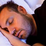 mies nukkuu sängyssä rauhallisesti – eri nukkujatyyppien vaikutus uneen