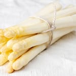 Valkoinen parsa nipussa – kevään parsakauden tuore herkku lähikuvassa