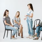 naiset keskustelemassa kireässä tunnelmassa ystäväporukassa eri elämäntilanteista