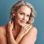 keski-ikäinen nainen kasvot lähikuva vanheneminen ikääntyminen luonnollinen kauneus