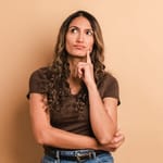 mietteliäs nainen pohtii sinkkuutta ja parisuhdetta