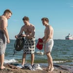 suomalaiset miehet rannalla kesä Suomi väestö elämäntapa suomalaiset