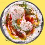 Turkkilaiset çılbır-munat jogurtilla ja mausteöljyllä – helppo ja näyttävä aamupalaresepti