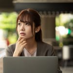 työelämä ura pysähtynyt nainen miettii tietokoneella toimistossa