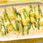 Uuni-sitruuna-risotto parsalla ja sitruunaviipaleilla tarjoiluastiassa