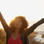 nainen nauttii yllättävästä vapaa-ajasta auringonlaskussa rannalla