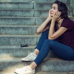 nuori aikuinen yksin portailla – ei kaveriporukkaa aikuisena ja yksinäisyyden tunne