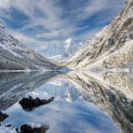 Jäätynyt järvi Siperian kaltaisessa vuoristomaisemassa – ikirouta kätkee 24 000 vuotta vanhoja eliöitä