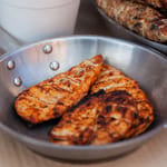 Grillattua broileria kulhossa.