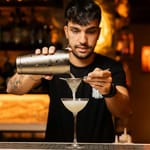 baarimikko valmistaa cocktailia shakerilla cocktail maximalism baaritrendi