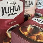 Juhla Mokka -kahvipaketteja rivissä.