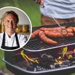 Taustalla henkilö paistaa makkaraa grillissä. Edessä Kape Aihinen.