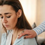 liian kiltti ihminen kuuntelee muita ja tukee hiljaa