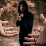 Manipulointi ja empatia aseena – henkilö ohjaa toista näkymättömillä langoilla