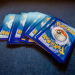 Pokemon-kortteja pöydällä.