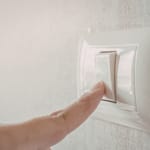 Sormi napauttaa sähkökatkaisijaa.