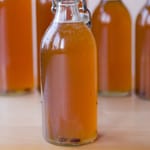 Vierekkäin lasipulloja simaa.