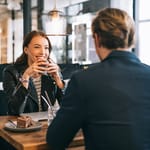 Mies ja nainen treffeillä kahvilassa.