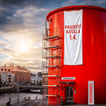 Tokmannin aprillipila: valtava punainen ämpärimuseo Mäntsälässä, katolla pikadeitit 1.4.