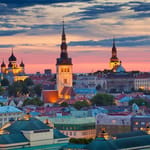 Tallinnan vanhakaupunki auringonlaskussa torneineen