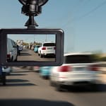Auton tuulilasiin kiinnitetty dashcam-kamera kuvaa liikennettä moottoritiellä