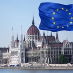 Unkarin parlamenttirakennus Budapestissa Tonavan rannalla ja EU-lippu – EU-lippu nostettiin takaisin julkisivulle 12 vuoden tauon jälkeen 2026