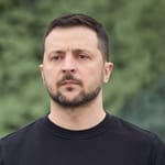 Ukrainan presidentti Volodymyr Zelenskyi vakavailmeisenä mustassa paidassa Kiovassa.