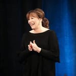 Esther Hicks esiintymässä lavalla seminaarissa