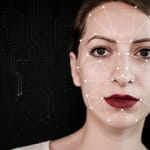 Kasvontunnistusteknologiaa havainnollistava kasvokuva – näin tunnistat tekoälyvideon ja deepfake-väärennöksen somessa.