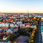 Ilmakuva Helsingistä havainnollistaa Suomen asuntomarkkinoiden kehitystä ja asuntojen hintojen muutoksia.