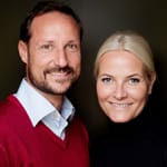 Kruununprinssi Haakon ja kruununprinsessa Mette-Marit hymyilevät yhdessä muotokuvassa — Mette-Maritin keuhkosairaus on käynnistänyt elinluovutusryntäyksen Norjassa