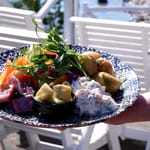 Ravintola Pihlajasaaren ruoka-annos. Taustalla terassi.